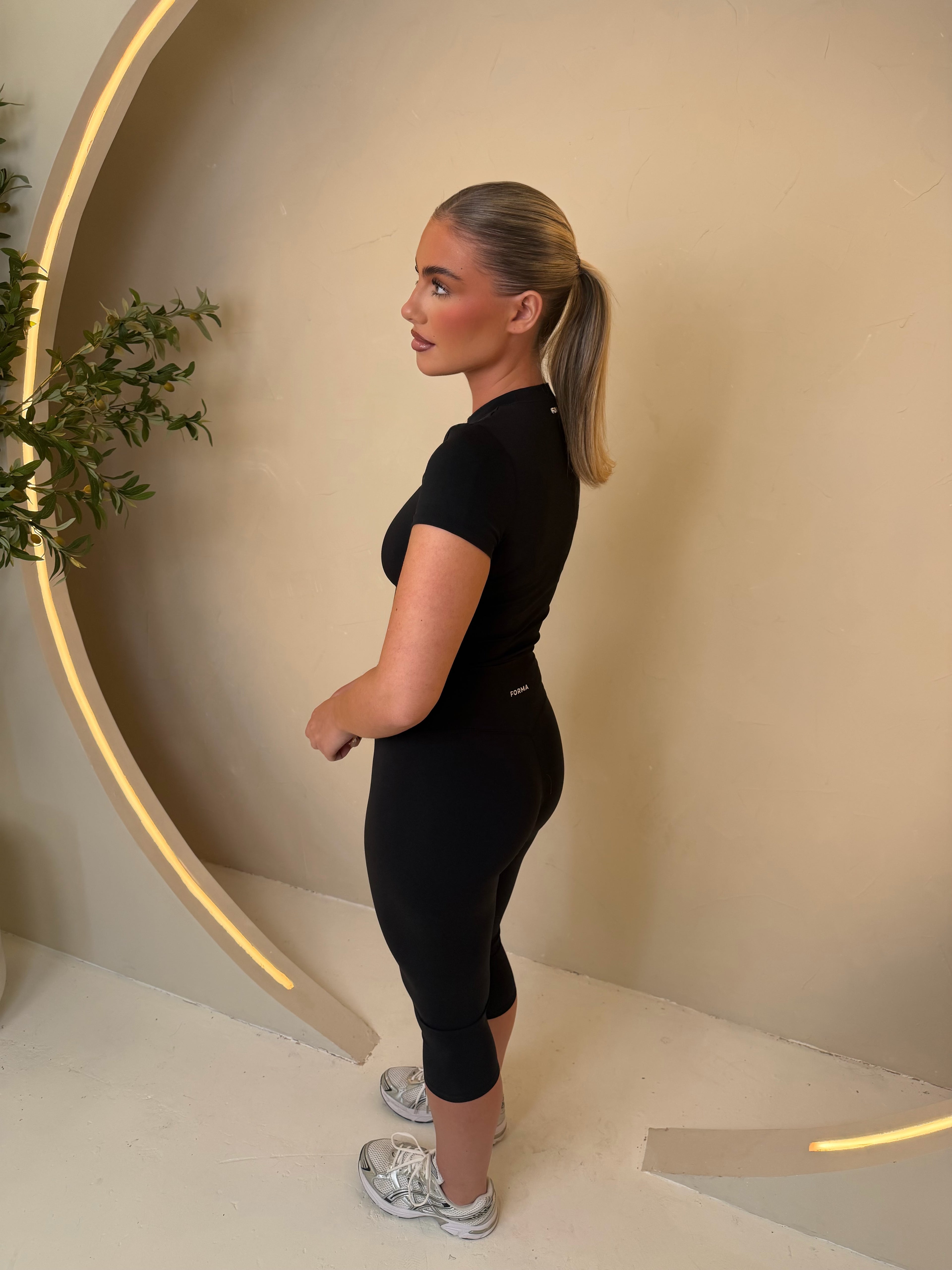 Forma Essential Black Capri Set